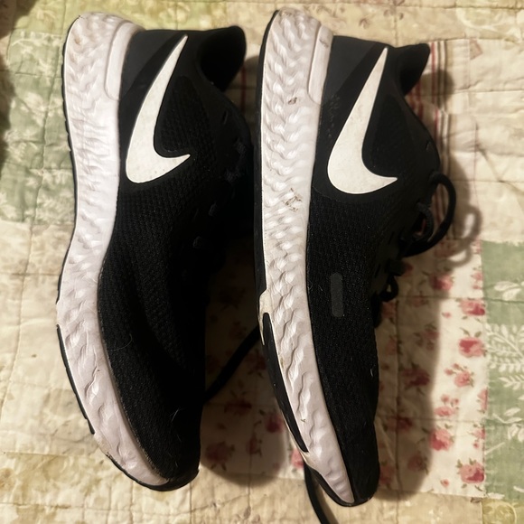 Nike Revolution Running Tennis Athletic Shoes Size 7.5 Black White Athleisure - Picture 3 of 5